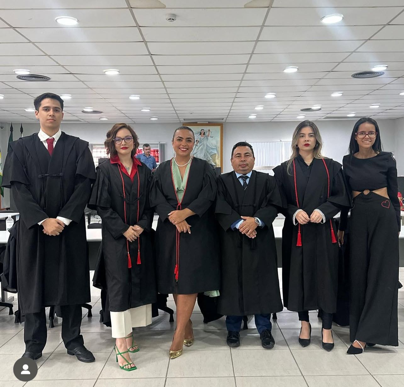 Equipe jurídica em tribunal do júri
